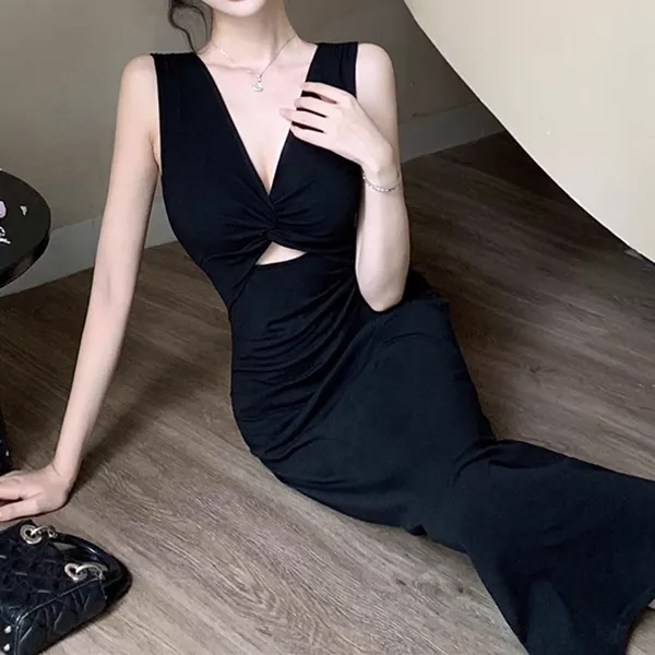 V-Neck Hollow Sleeveless Party Black Dress